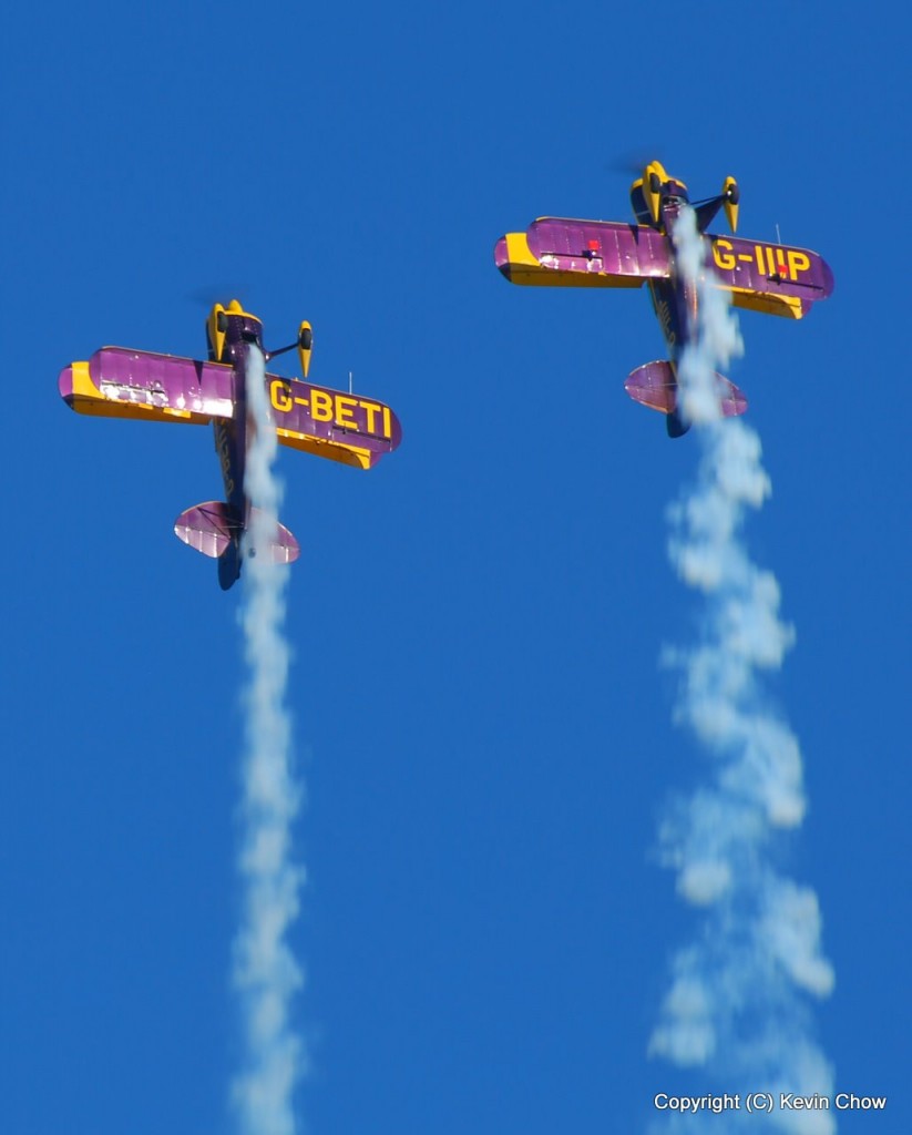 A pair of Pitts Specials go through the moves. (Nikkor 70-300, 300mm, f/9, 1/200s)